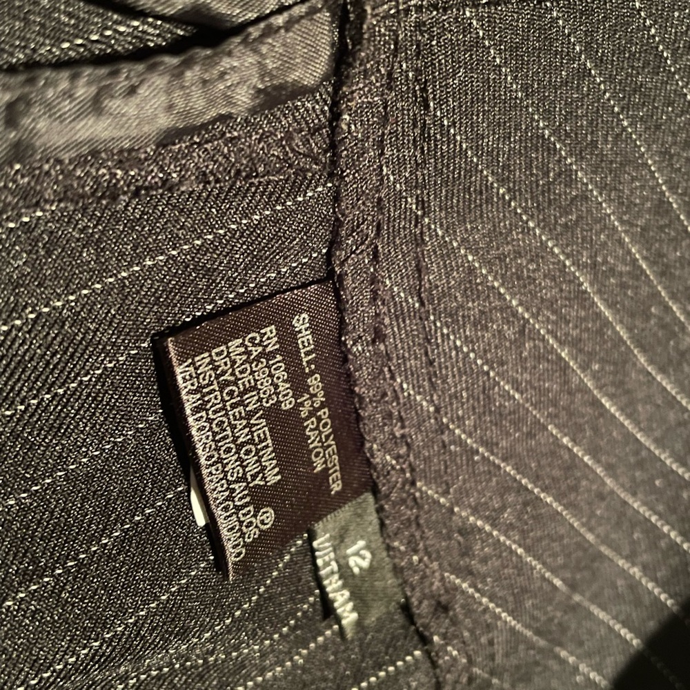 Size 12 Business pants. Has a matching jacket. Black and pinstriped.